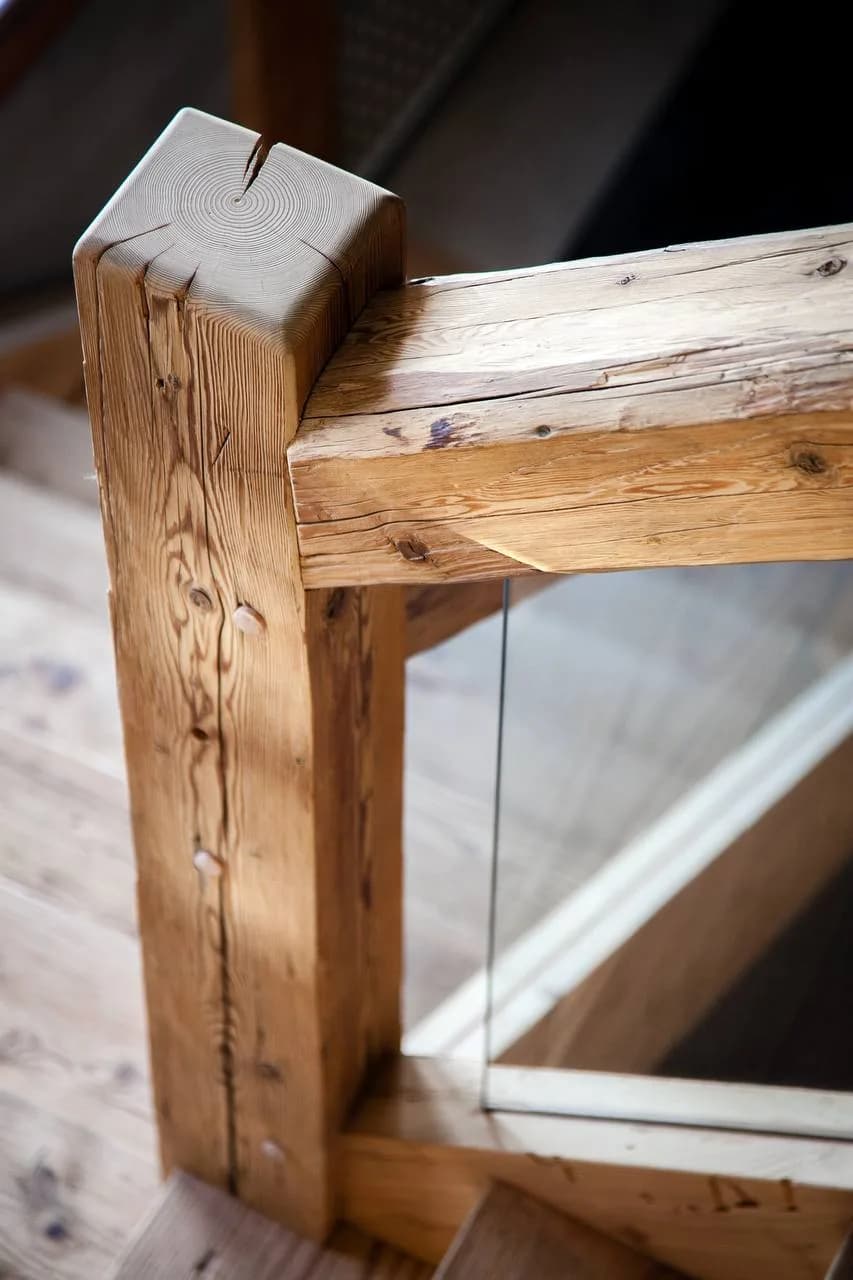 Détail d’assemblage d’un garde-corps en vieux bois et verre
