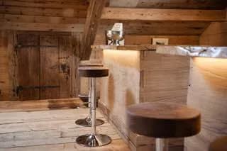 Comptoir de bar sur mesure intégré dans un intérieur en bois ancien