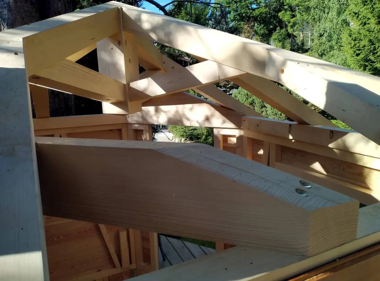 Détail de la charpente assemblée d’une cabane dans les arbres
