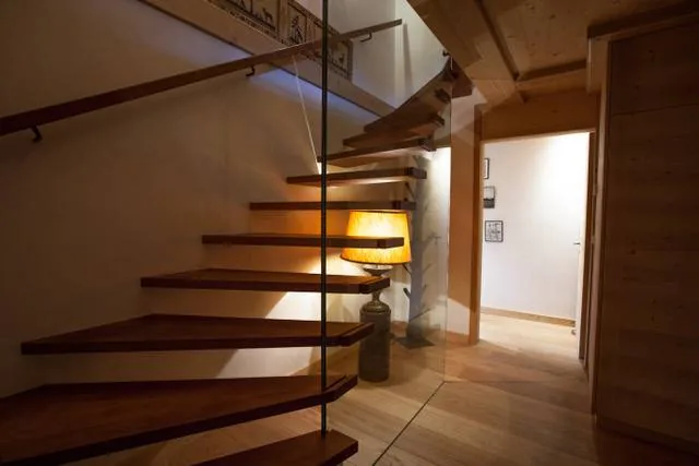 Escalier contemporain en bois avec paroi de protection en verre
