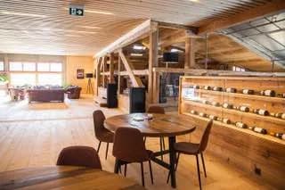 Séjour alpin avec agencements intérieurs en bois et rangements intégrés