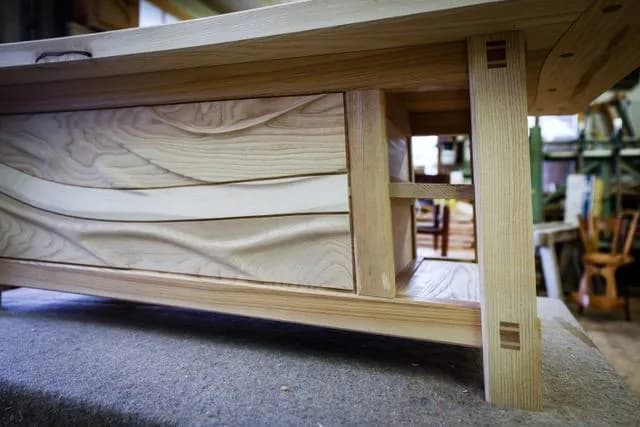 Détail d’assemblage d’un meuble bas en bois massif fabriqué en atelier
