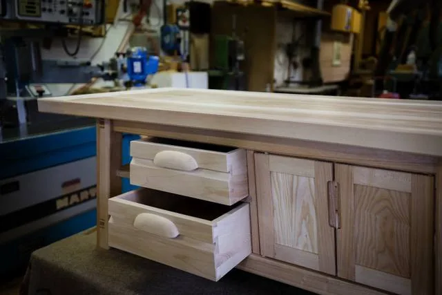 Meuble de rangement en bois massif avec tiroirs et portes fabriqué en atelier