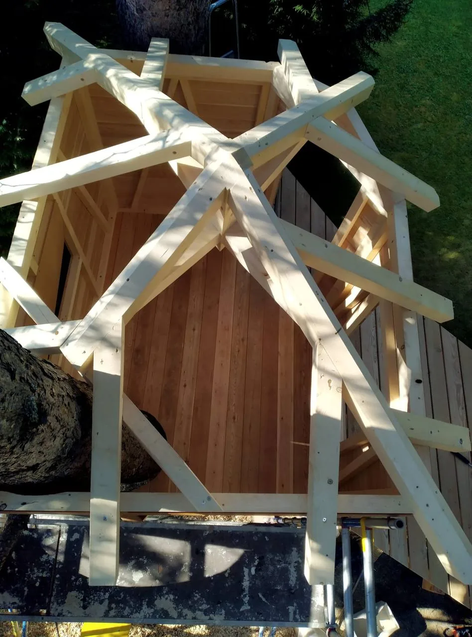 Vue en hauteur de l’ossature de toiture d’une cabane en bois