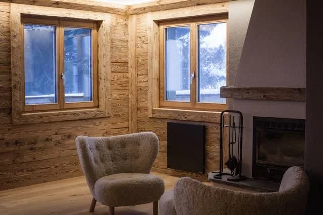 Fenêtres en bois posées dans un intérieur de chalet rénové