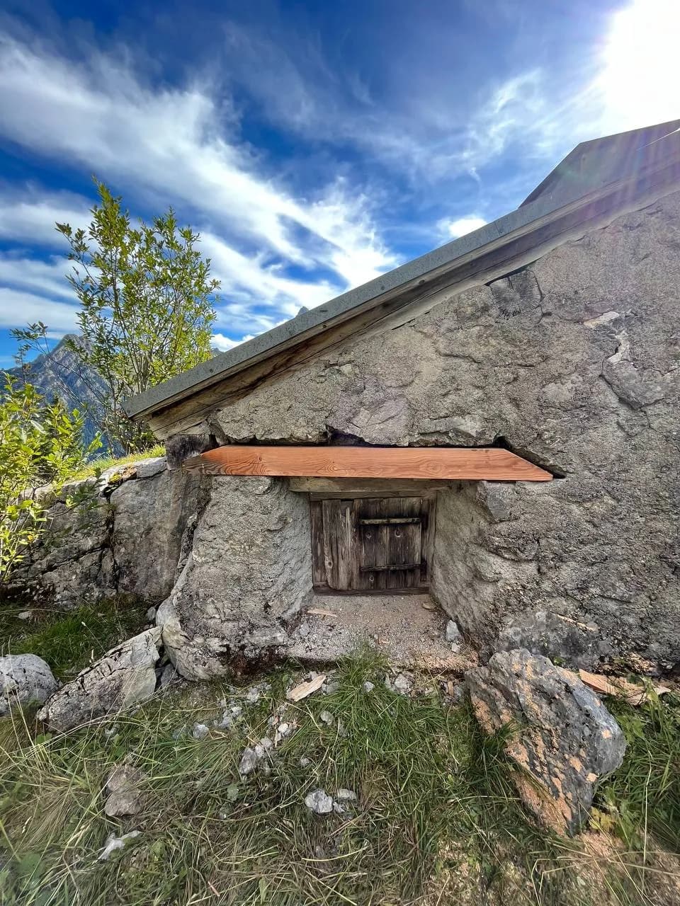 Linteau neuf en bois posé dans la maçonnerie d’un bâtiment ancien